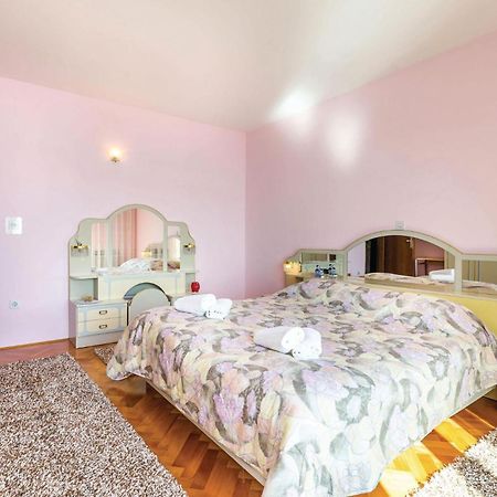 2 Bedroom Lovely Apartment In Ловран Екстериор снимка