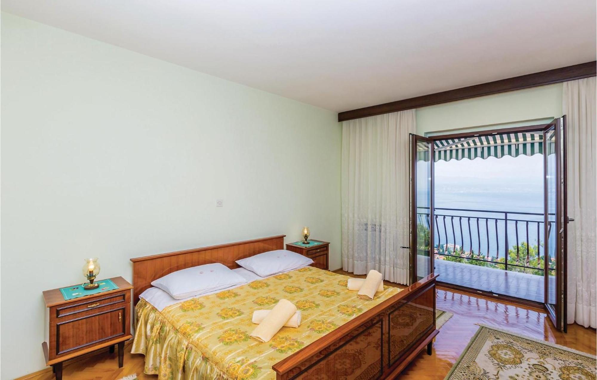 2 Bedroom Lovely Apartment In Ловран Екстериор снимка