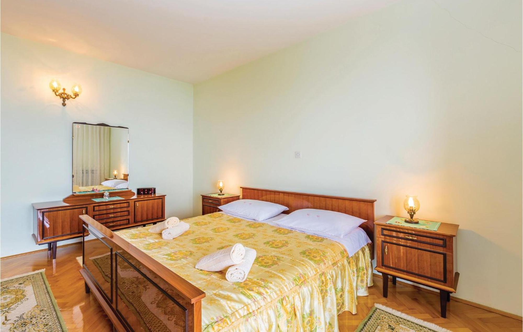 2 Bedroom Lovely Apartment In Ловран Екстериор снимка