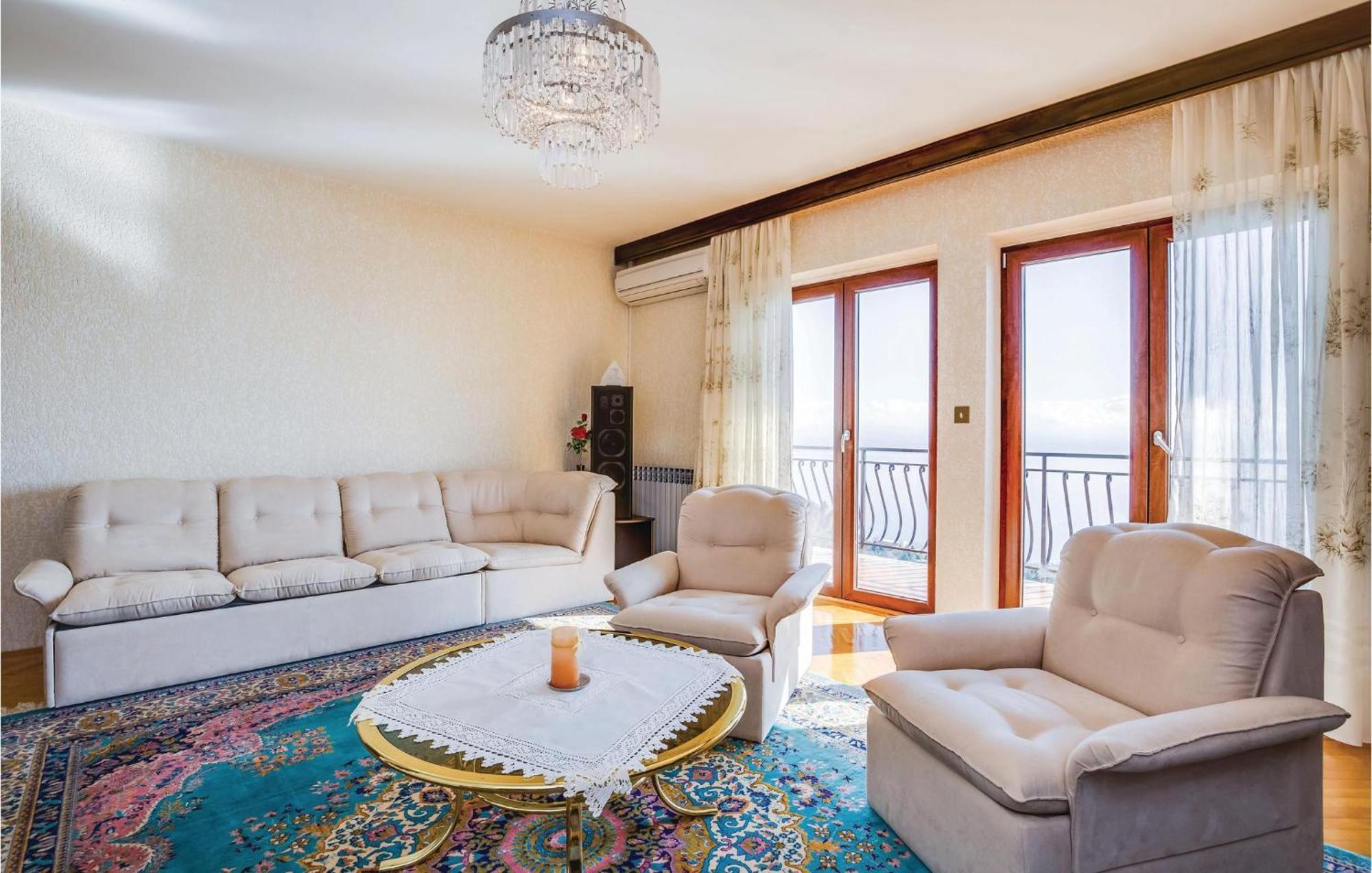 2 Bedroom Lovely Apartment In Ловран Екстериор снимка