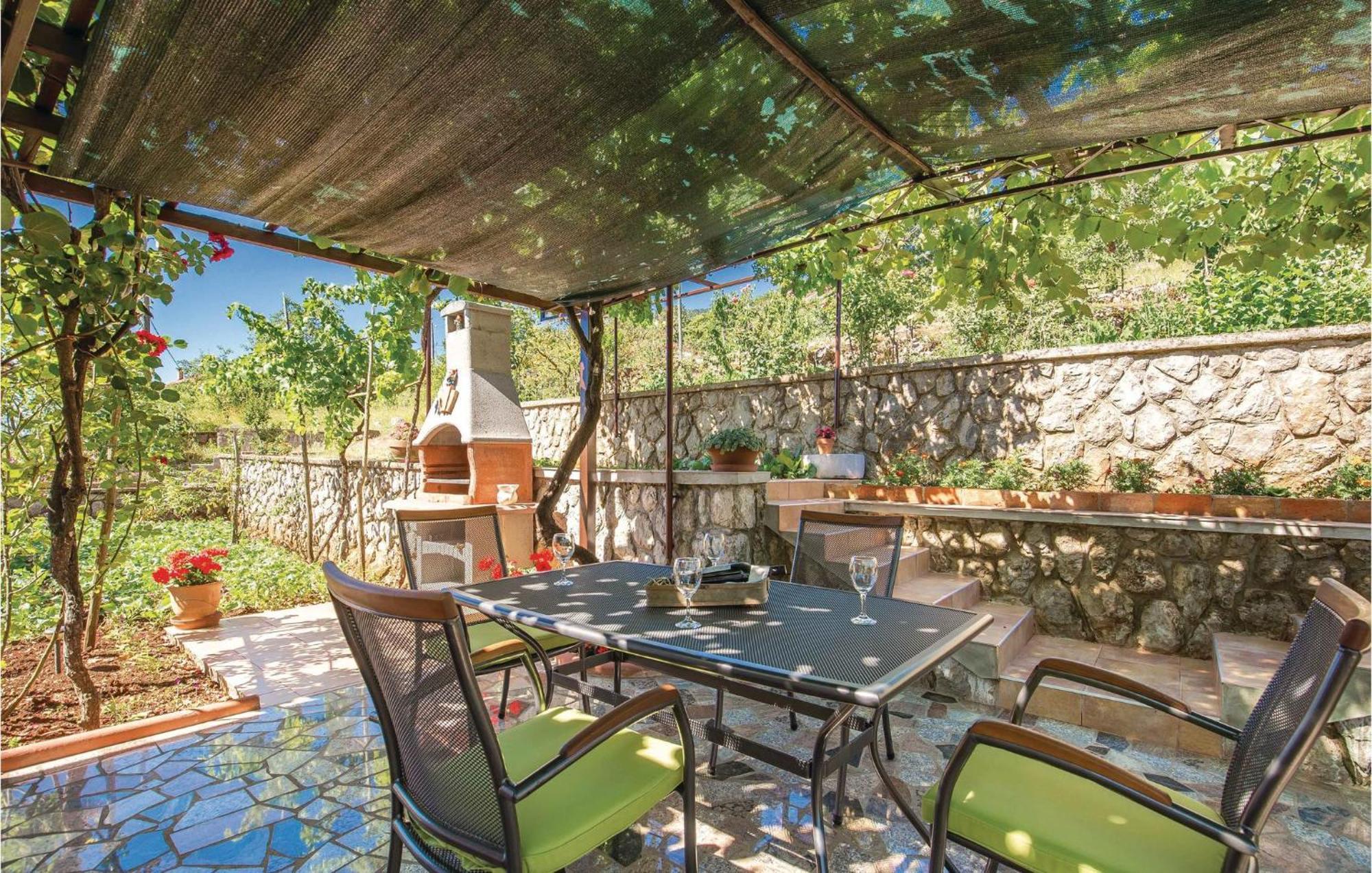 2 Bedroom Lovely Apartment In Ловран Екстериор снимка