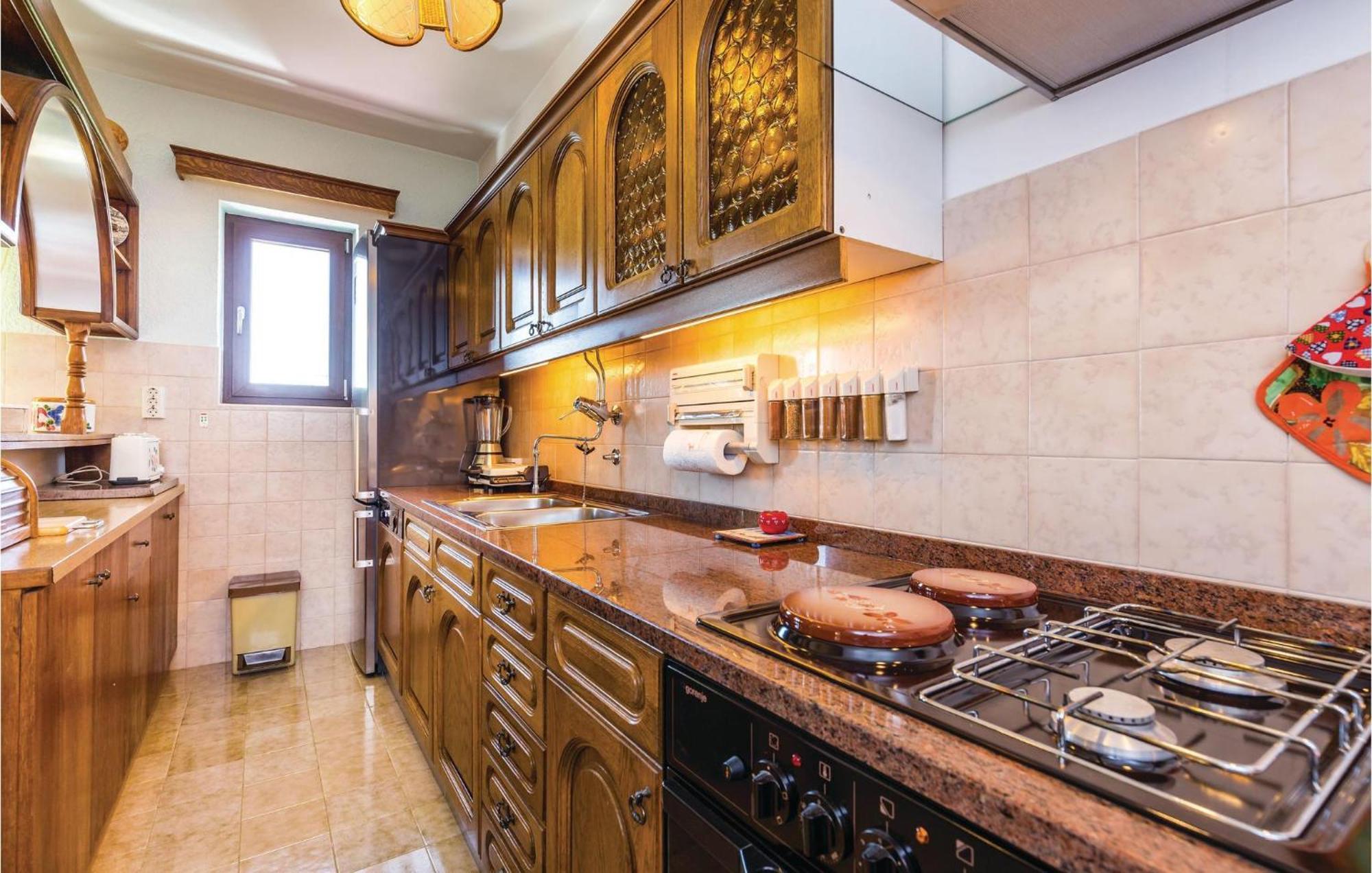 2 Bedroom Lovely Apartment In Ловран Екстериор снимка