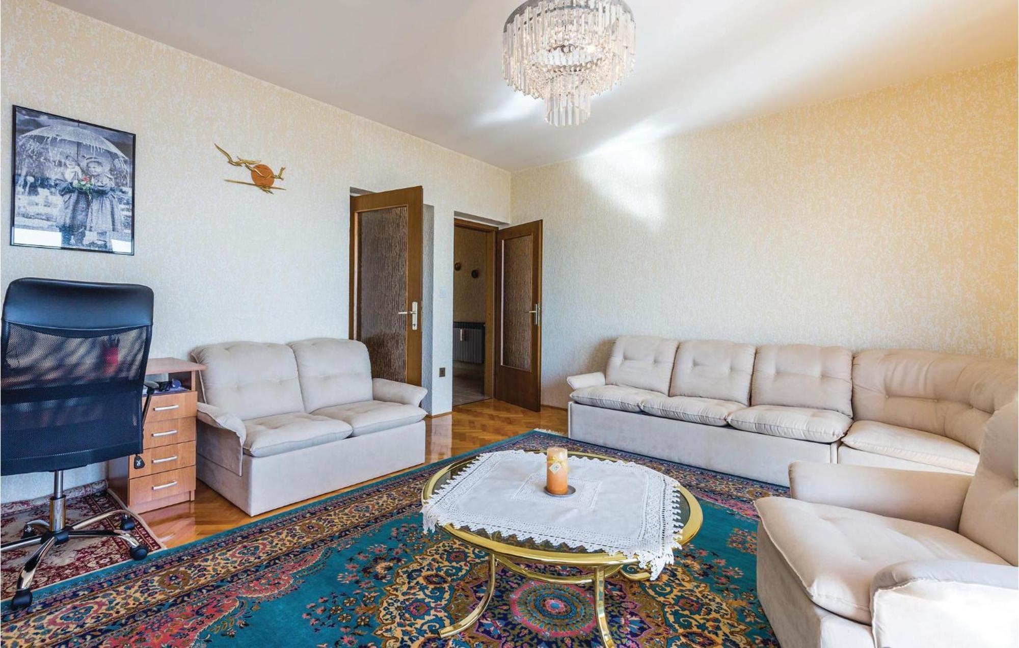 2 Bedroom Lovely Apartment In Ловран Екстериор снимка