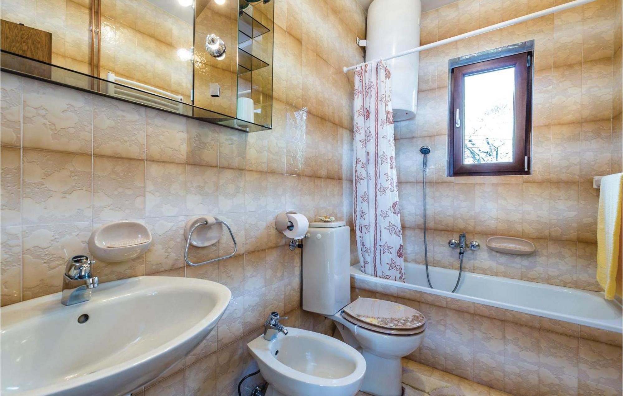 2 Bedroom Lovely Apartment In Ловран Екстериор снимка