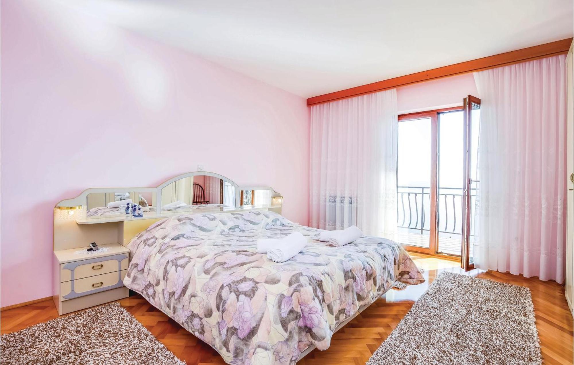 2 Bedroom Lovely Apartment In Ловран Екстериор снимка