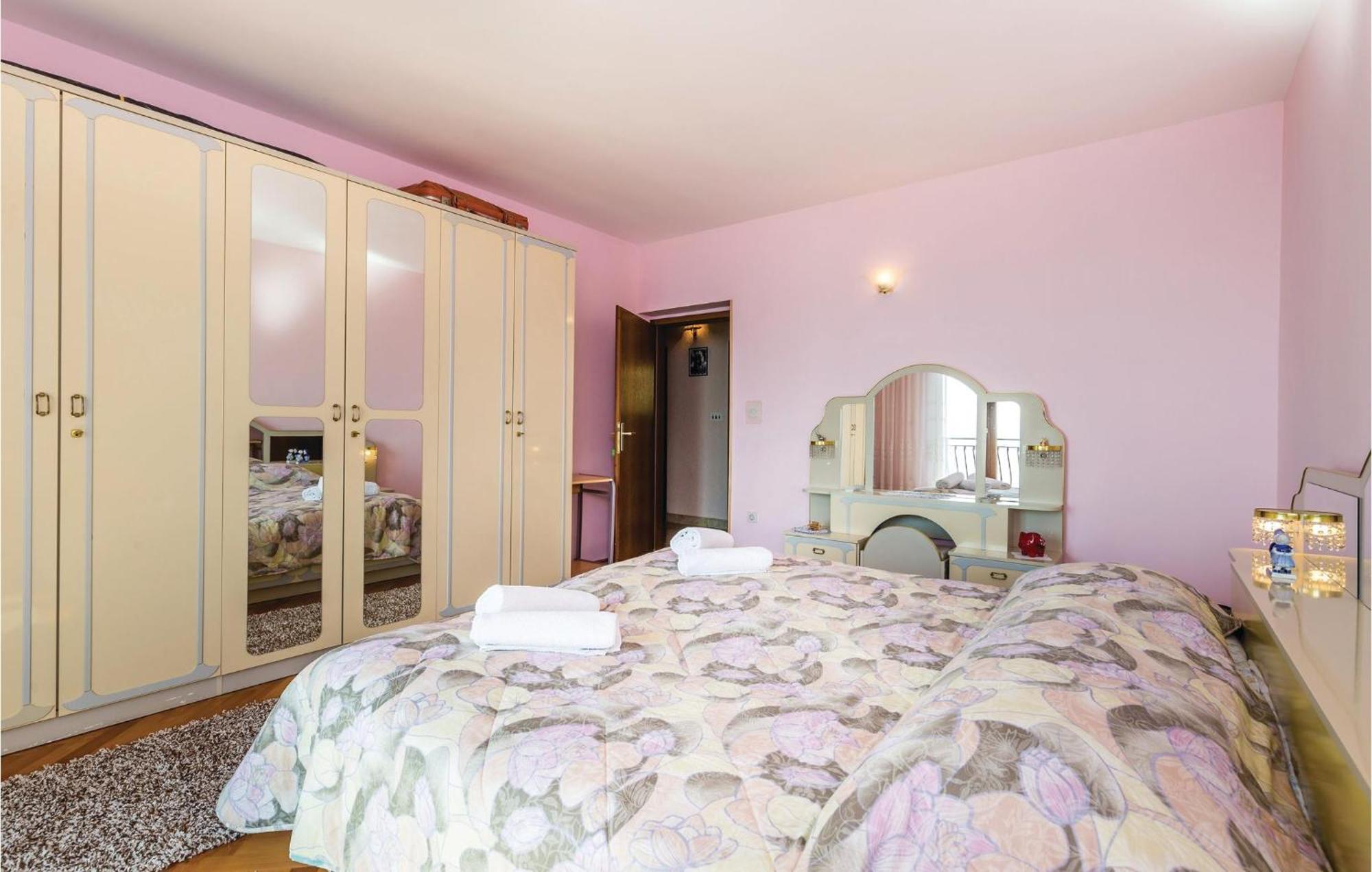 2 Bedroom Lovely Apartment In Ловран Екстериор снимка