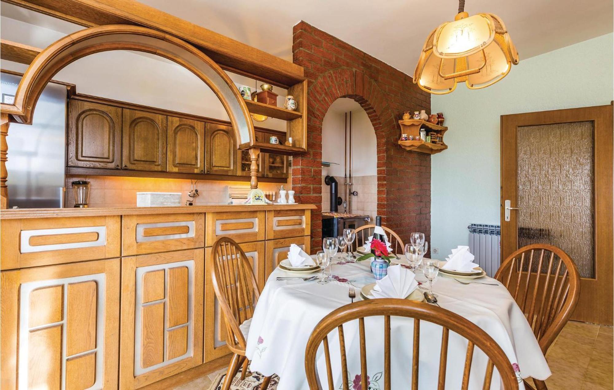 2 Bedroom Lovely Apartment In Ловран Екстериор снимка